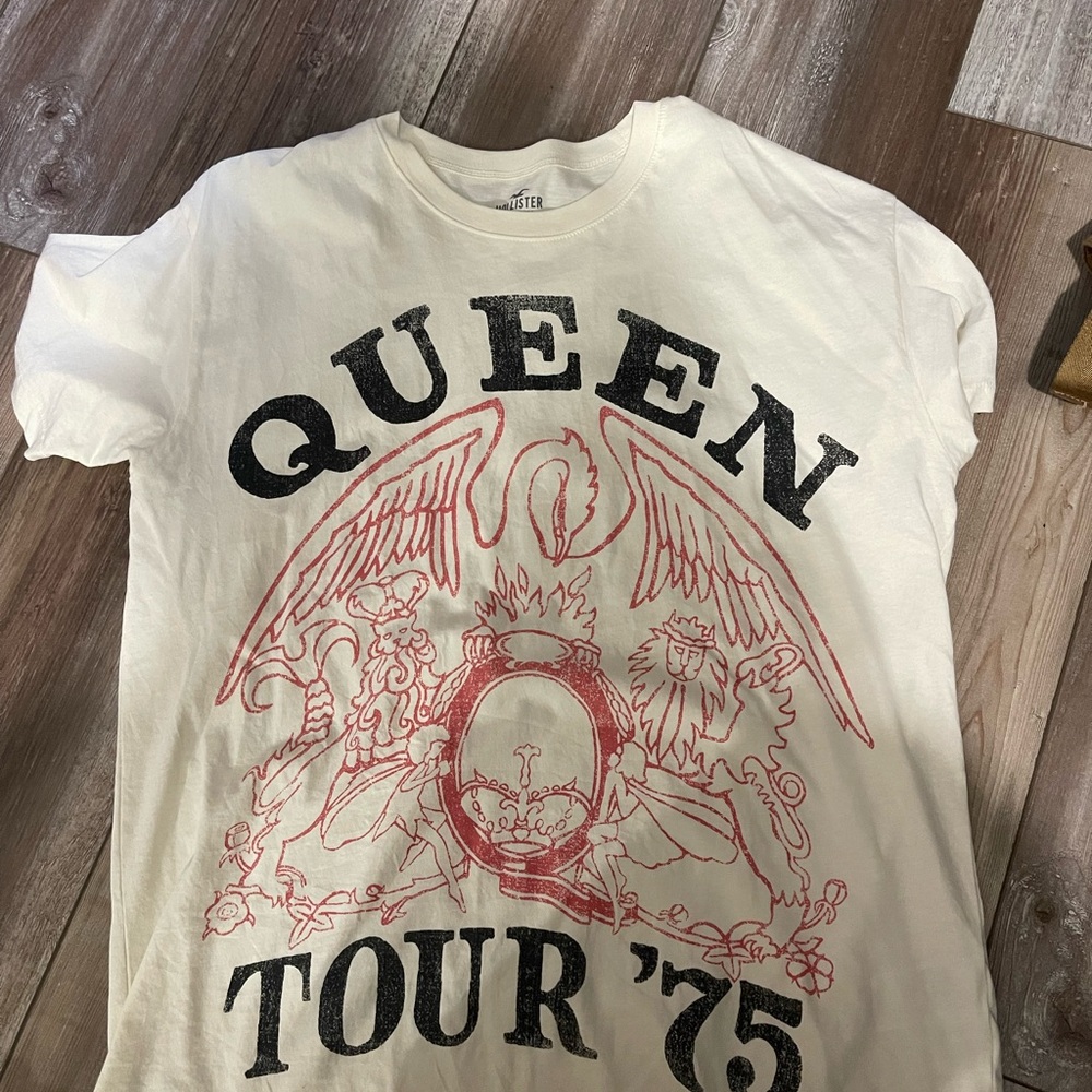 Hollister Cream Graphic Tee